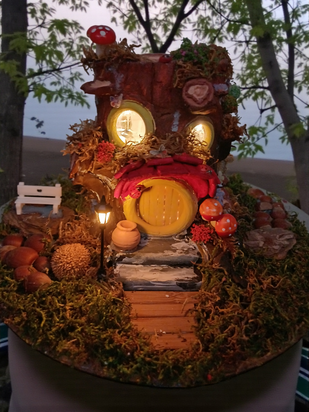 Köklerin Sırrı Hobbit Evi – El Yapımı Seramik LED Dekor