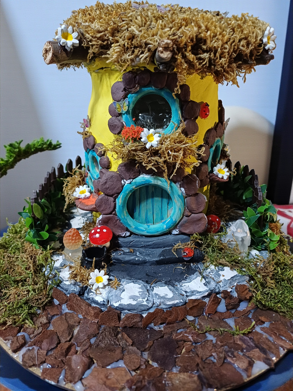 Güneş Sarısı Hobbit Evi – El Yapımı Doğal LED Dekor