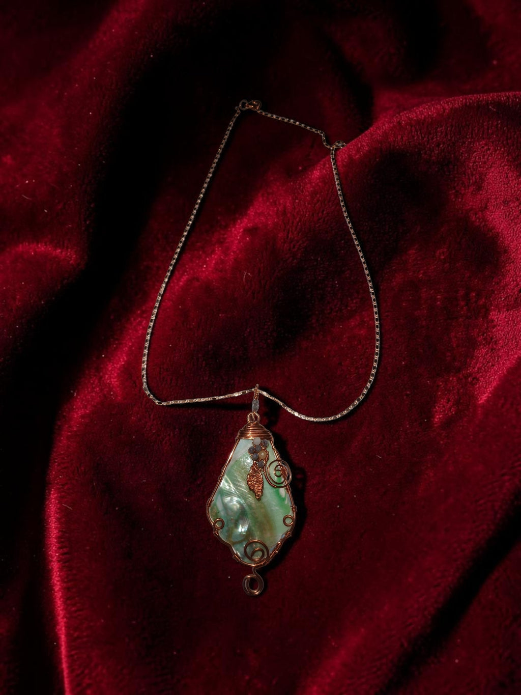 Handmade Seashell & Copper Wire Necklace – Crystal Beads, Copper Leaf, Ocean-Inspired Artisan Jewelry