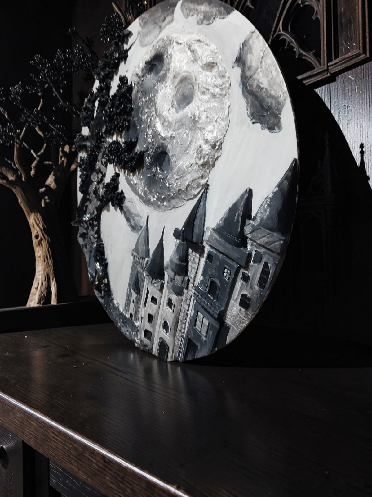 El Yapımı Gotik Ay & Şato Temalı Dekoratif 3D Tablo – Mistik Duvar Dekoru